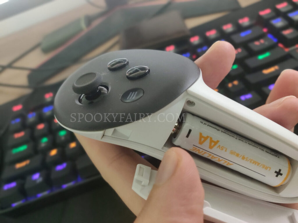 Quest 3 controller battery cover removal button